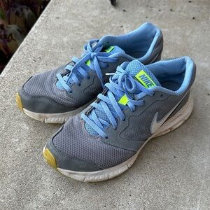 Nike downshifter 6 size 8 women’s.